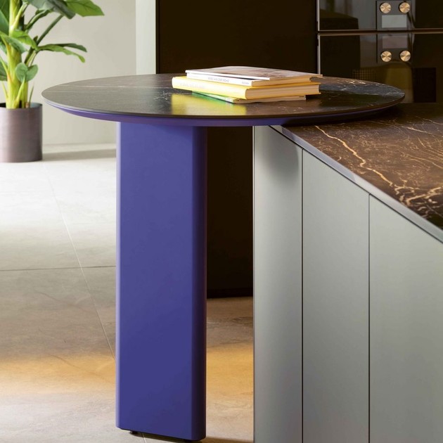 novosti/csm_next125_Ansetztisch_Metallfuss_Ultramarind8e473