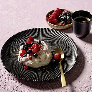 zarponev_bora/csm_Baisertorte_Mit_Sommerfruechten_Pavlova_RGB_cd24645284